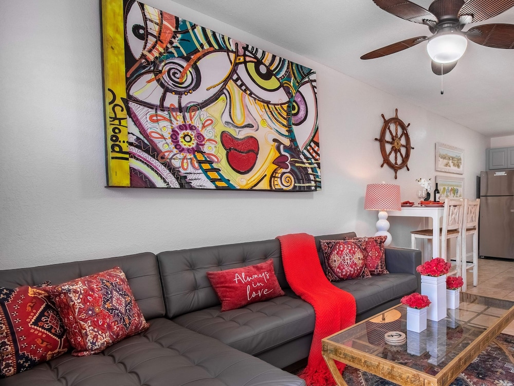 Luxury Condo, 2 Bedrooms, Patio, City View