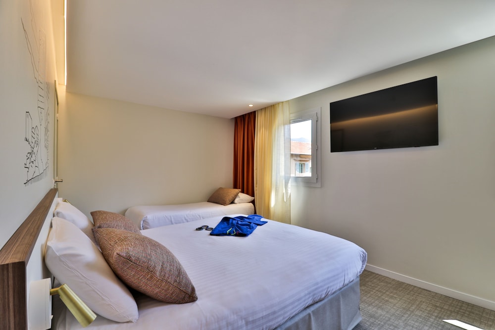 Superior Quadruple Room - Photo 4