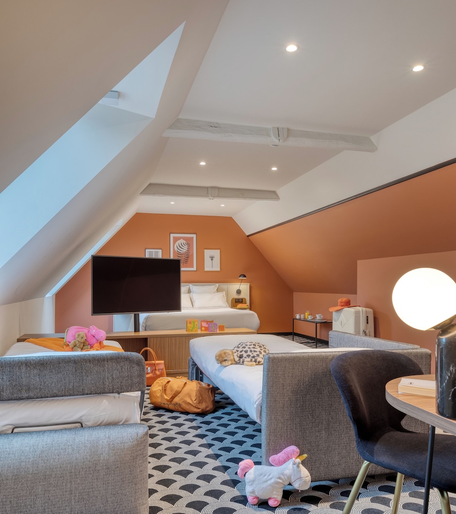 Suite - Photo 1