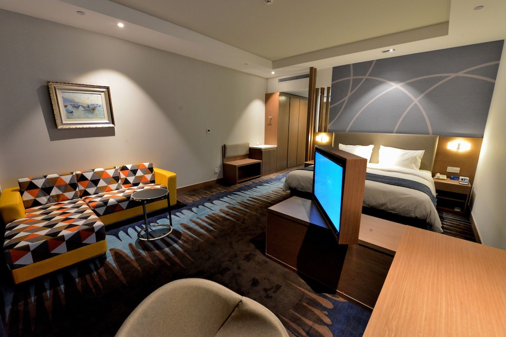 Standard Room, 1 King Bed (Extra Floor Space) photo 1