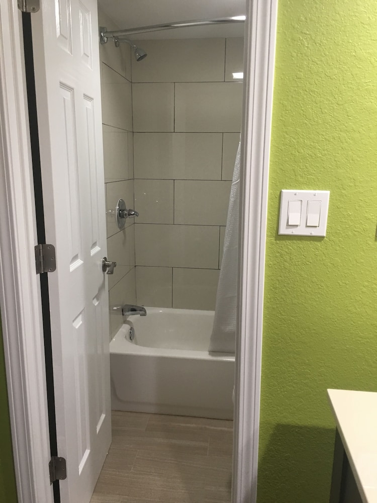 Deluxe Room, 2 Queen Beds, Non Smoking - Photo 12