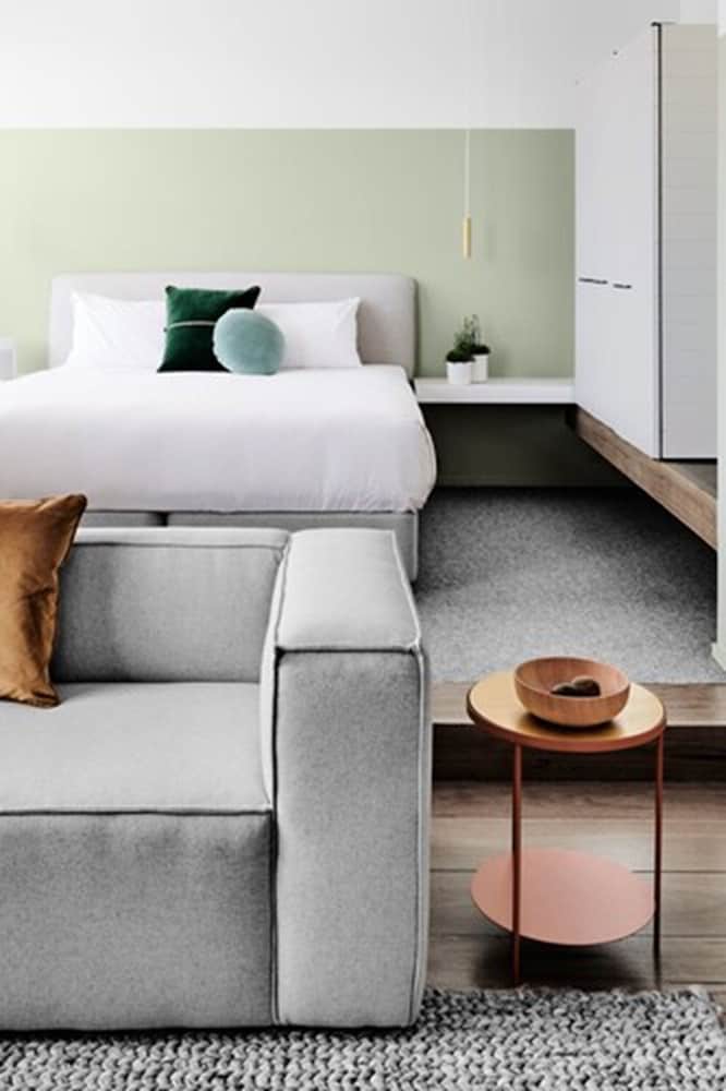 Corner Suite - Photo 1