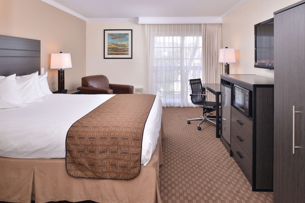 Deluxe Room, 1 King Bed, Non Smoking, Balcony - Photo 1
