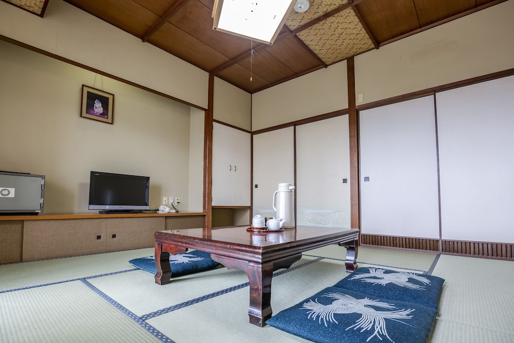 Japanese Room with Shared Washroom- Quadruple, Smoking photo 2
