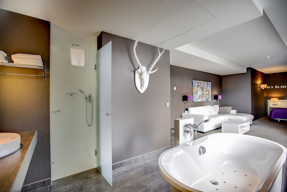 Deluxe Suite, 1 Queen Bed, Jetted Tub photo 1