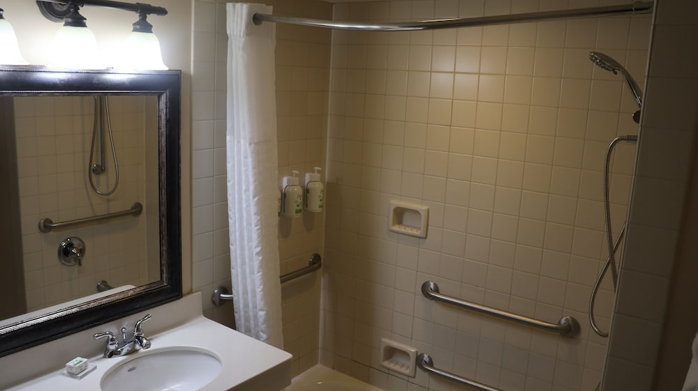 Room, 2 Queen Beds, Accessible (Bathtub with Grab Bars) - Photo 5