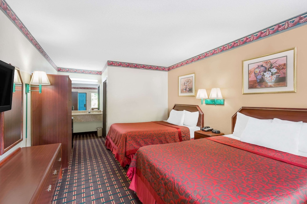Standard Room, 2 Queen Beds, Smoking - Photo 2