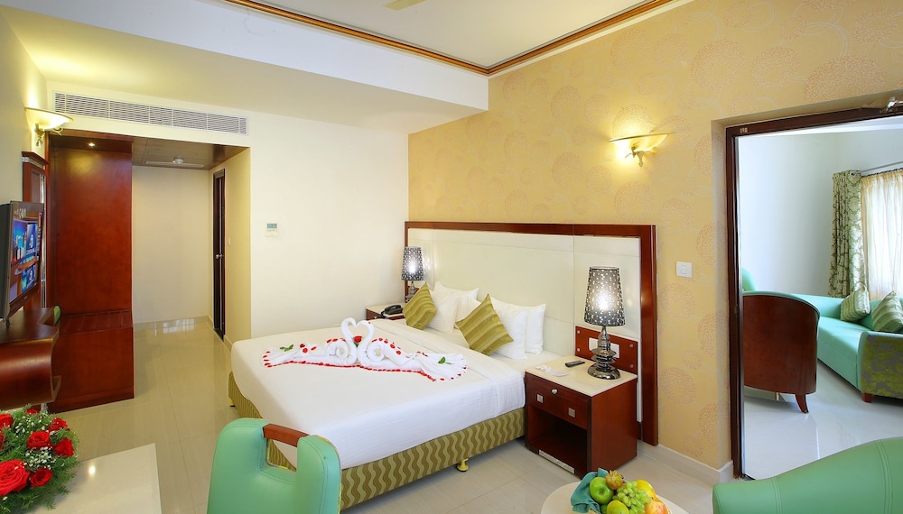 Deluxe Suite, 1 King Bed, City View photo 1