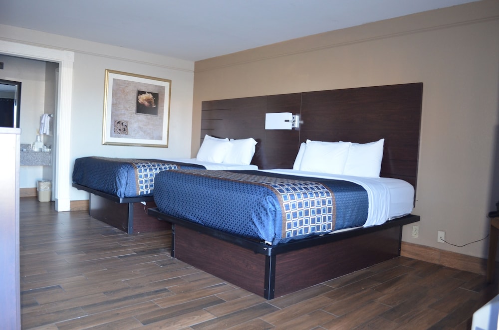 Standard Room, 2 Queen Beds photo 3