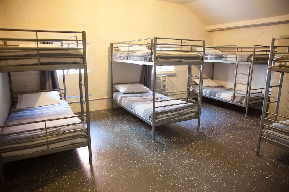 8 Share Mixed Dorm with Air-Conditioning photo 1