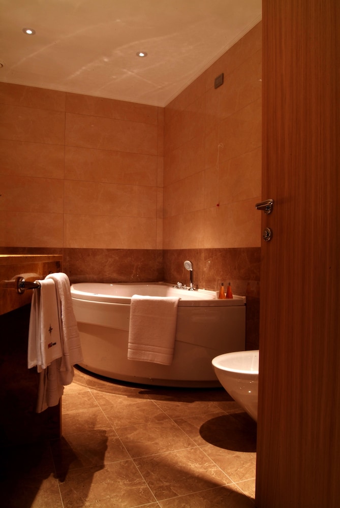 Suite, Hot Tub - Photo 7