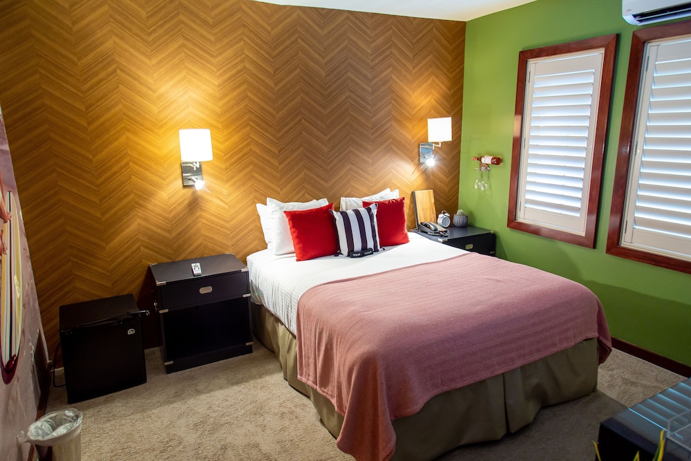 Junior Room, 1 Queen Bed