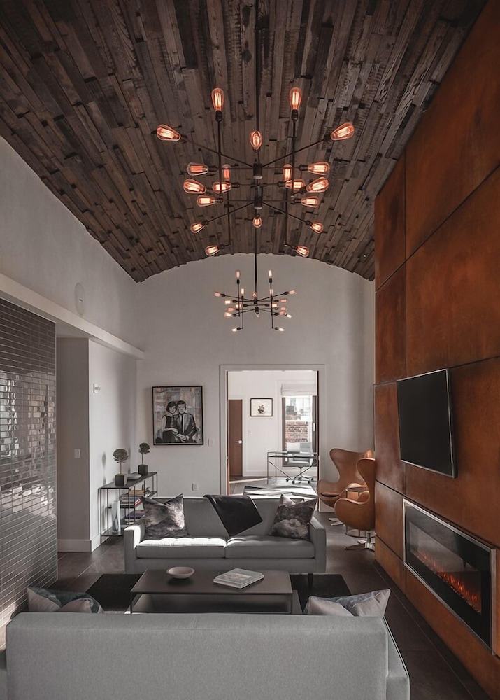 2-Bedroom Luxury Penthouse Apartment - City View