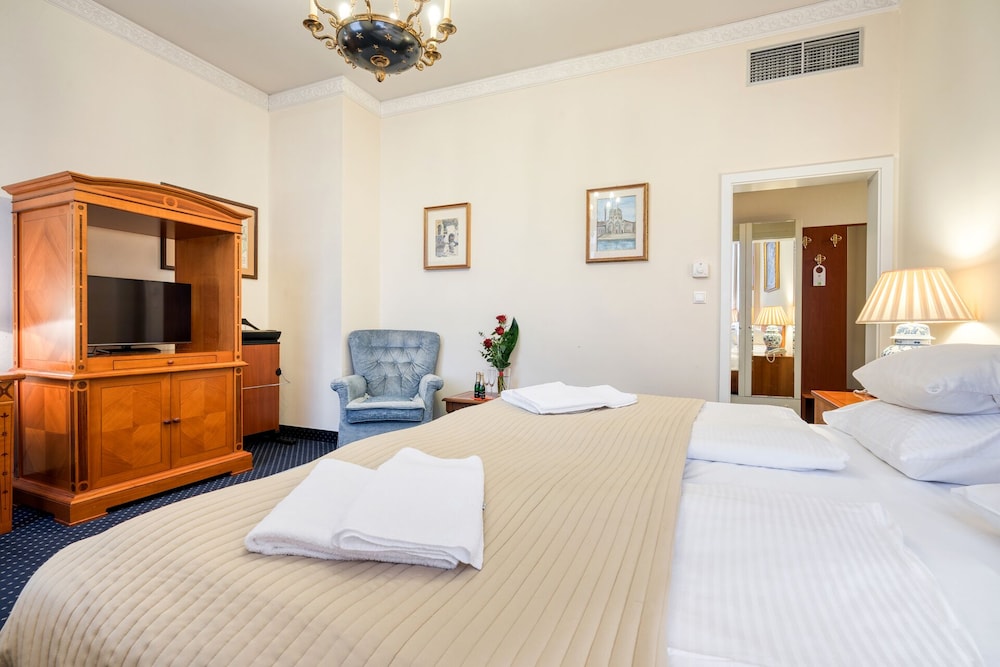 Superior Double or Twin Room - Photo 9