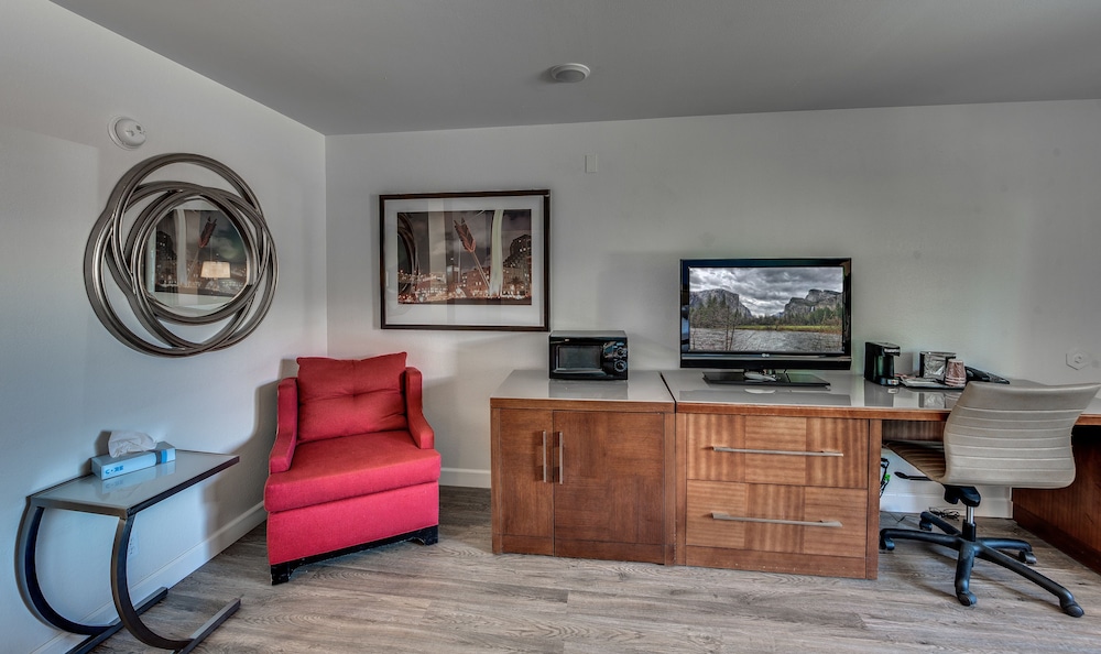 Standard Single Room, Refrigerator & Microwave photo 3