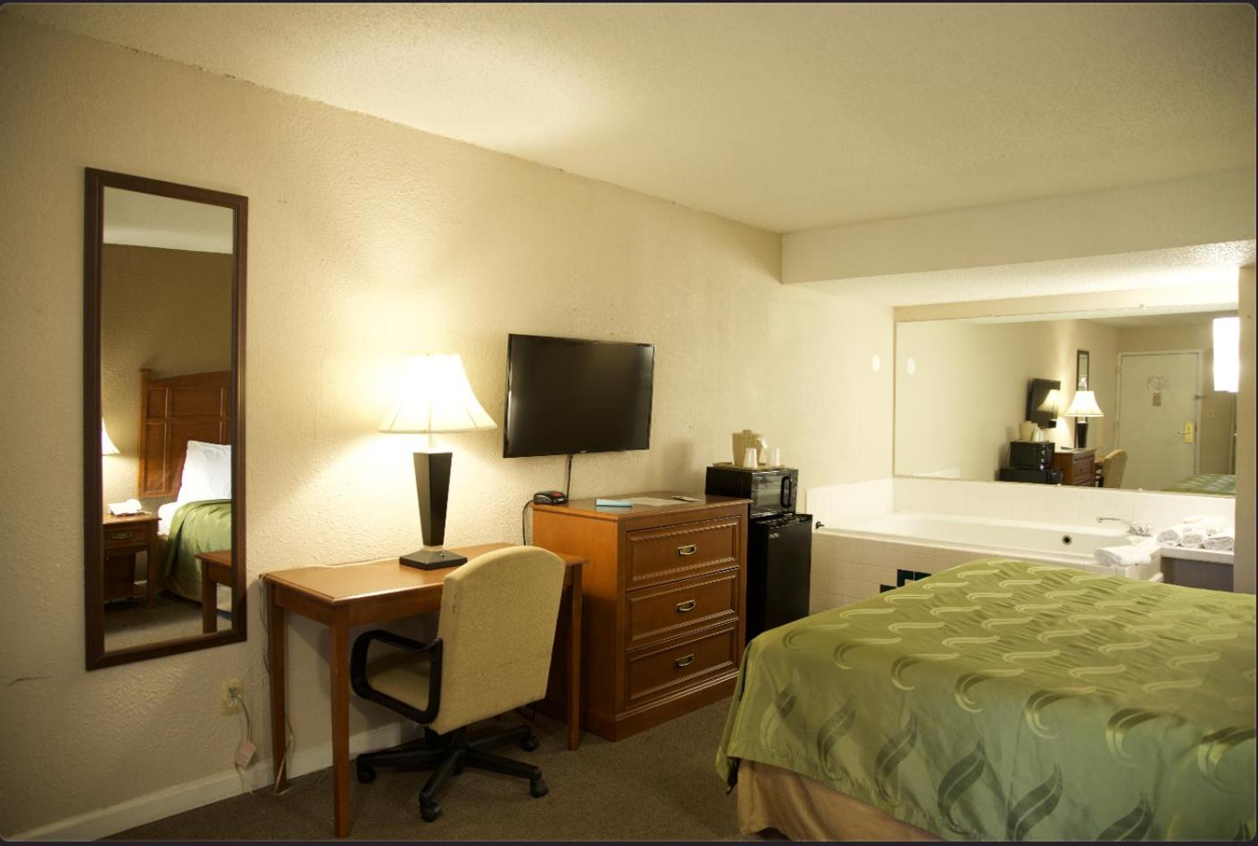 King Suite with Spa Bath photo 3