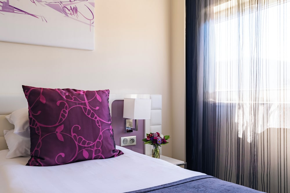 Standard Room, 1 Queen Bed, Non Smoking - Photo 8