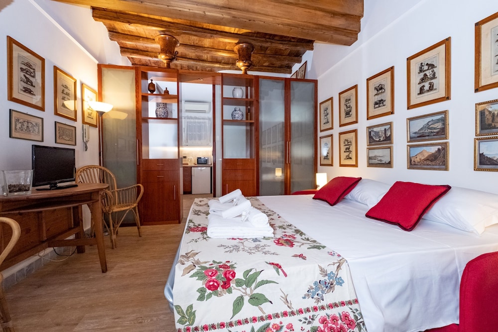 Studio Suite, City View
