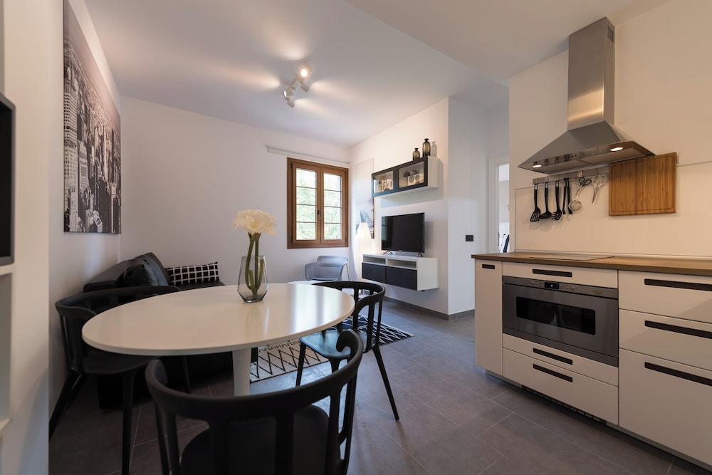 City Apartment, 2 Twin Beds, Private Bathroom, Park View