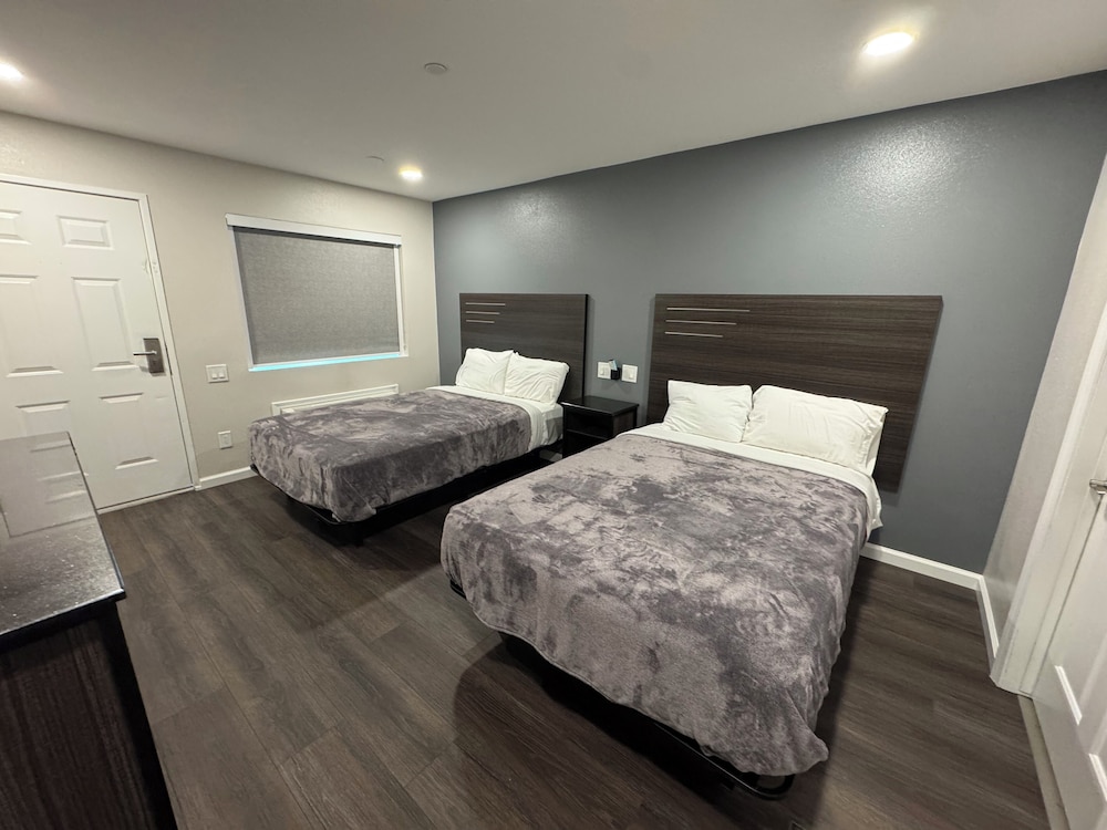 Double Room, 2 Double Beds, Roll-in Shower, Non Smoking photo 1