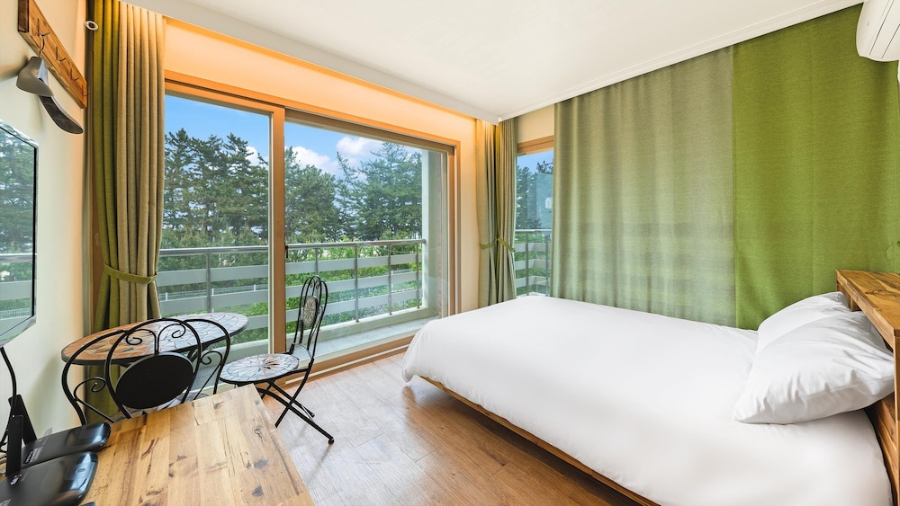 Basic Room, 1 Bedroom (205(Ocean View/No cooking)) - Photo 1
