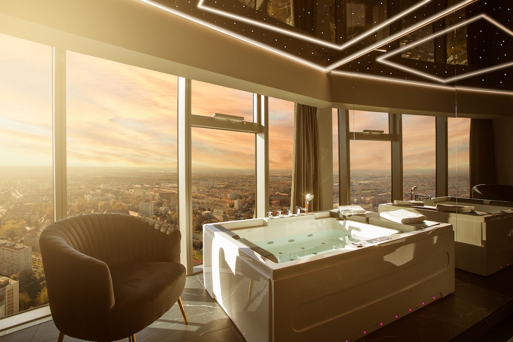 Superior suite with Jetted tub photo 2