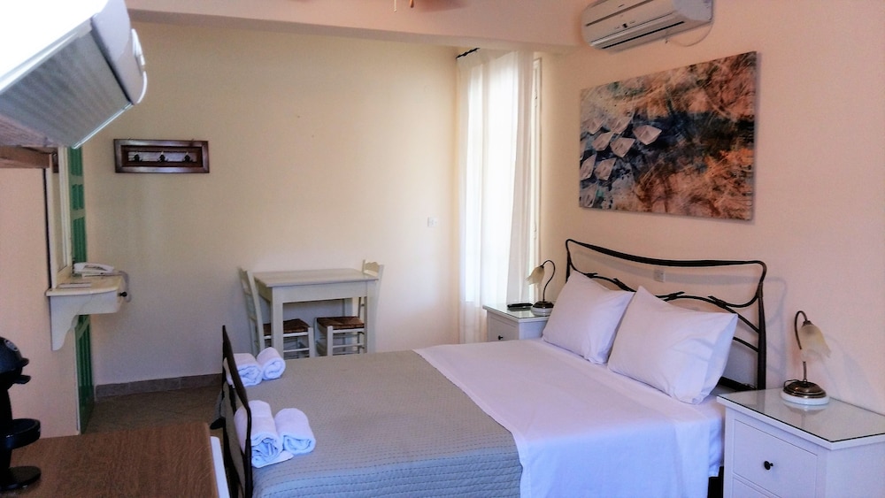 Economy Studio, 1 Queen Bed, Private Bathroom