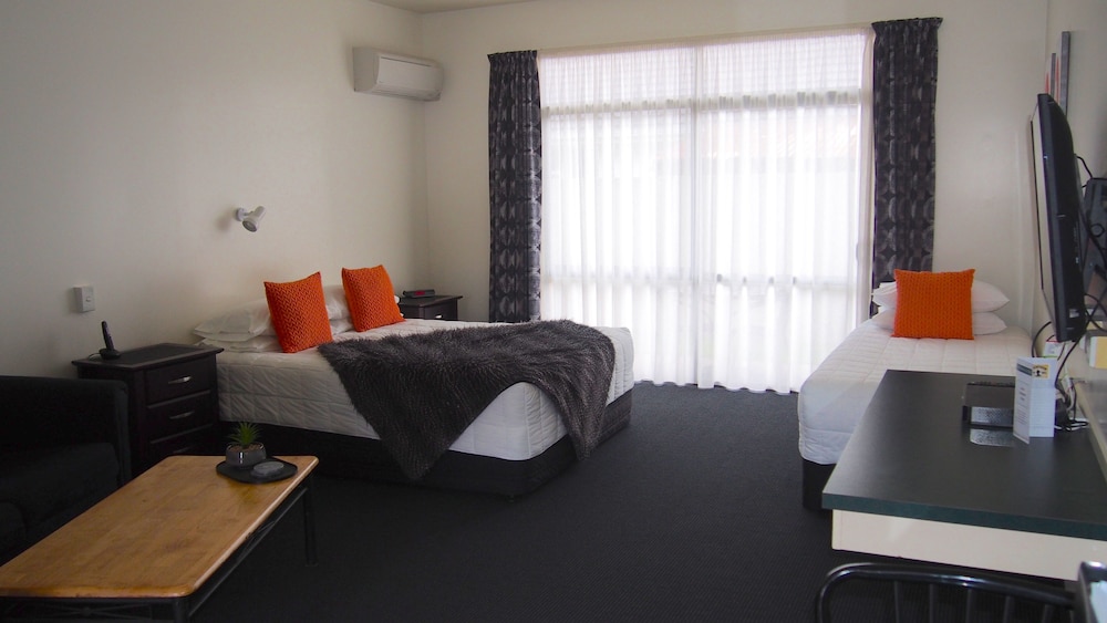 Twin Room (Queen and 1 Single) photo 1