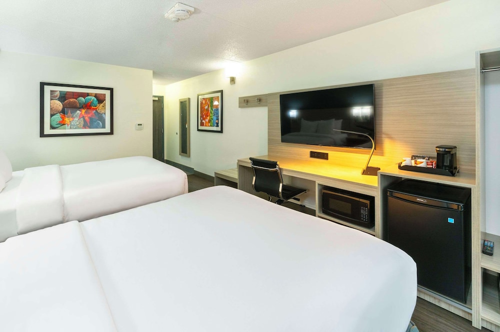 Room, 2 Queen Beds, Non Smoking (Top Floor)