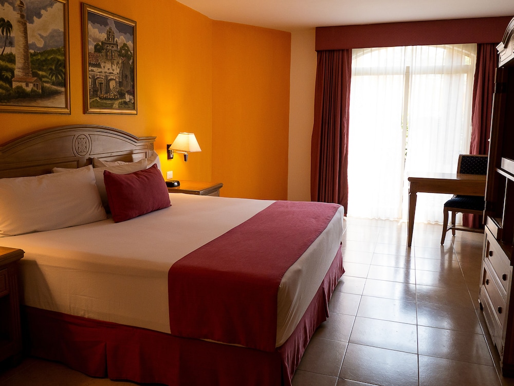 Standard Room, 1 King Bed, Accessible, Pool View photo 1