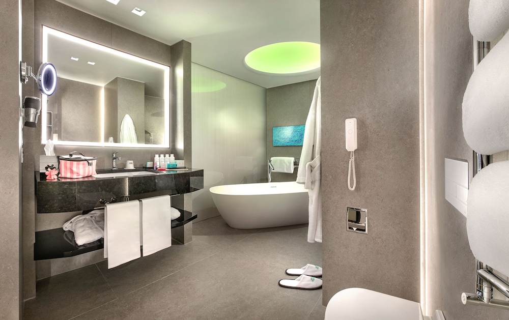 Deluxe Room with Double Bed or Two Single Beds and Wellness Area Access
