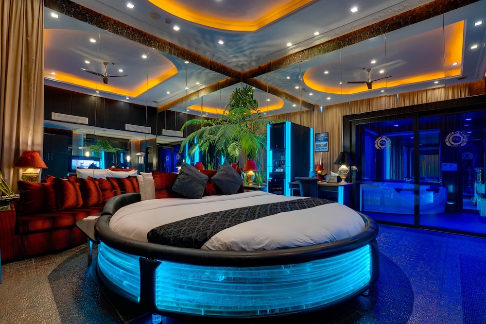New Millennium Penthouse 2-Bedroom Suite, 2 Big Round Beds - Photo 3