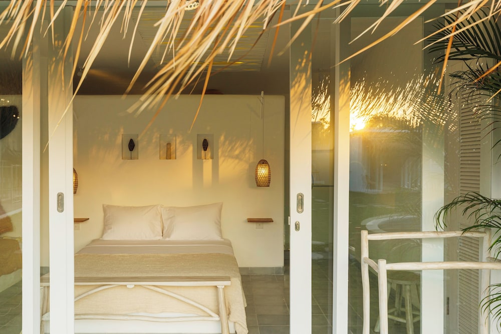 Deluxe Studio Suite, Pool View