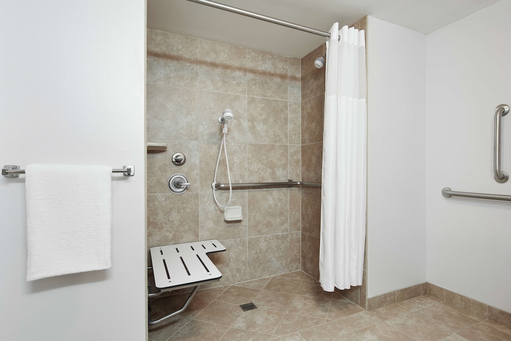 1 King Bed Room, Accessible W/ Roll-In Shower - Photo 5