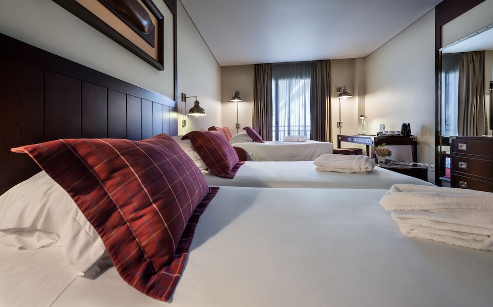 Classic Plus Double or Twin Room - Photo 3