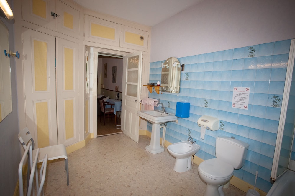 Standard Double Room, Bathtub photo 3