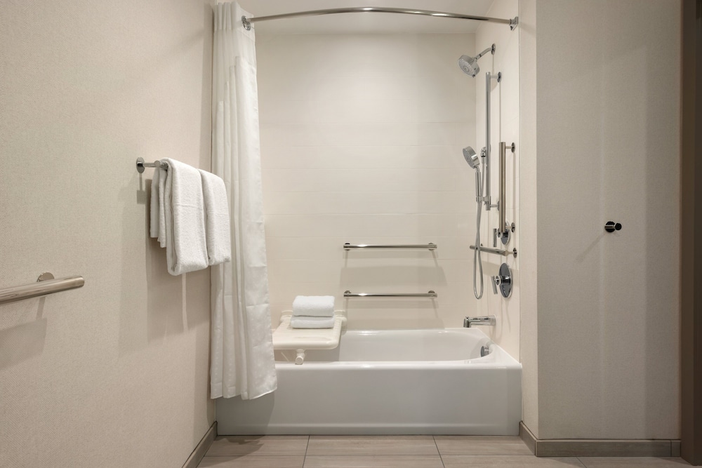 Suite, 1 King Bed with Sofa bed, Accessible Bathtub (Accessible Tub)