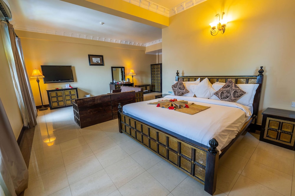Junior Suite, 1 King Bed - Photo 8