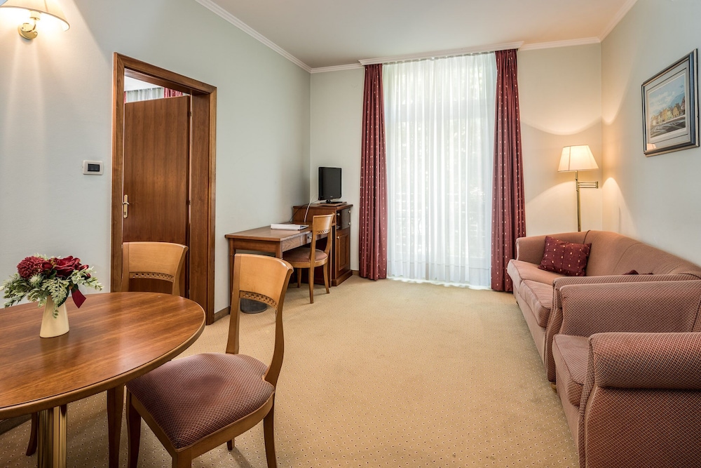 Family Room - Photo 3