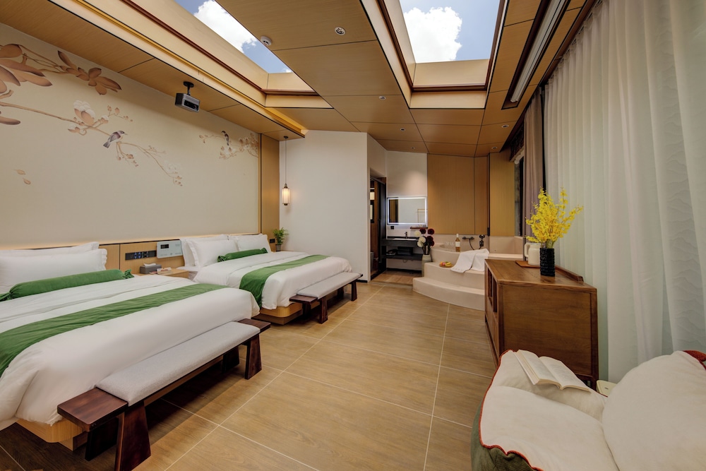 Senior Twin Room, Courtyard View