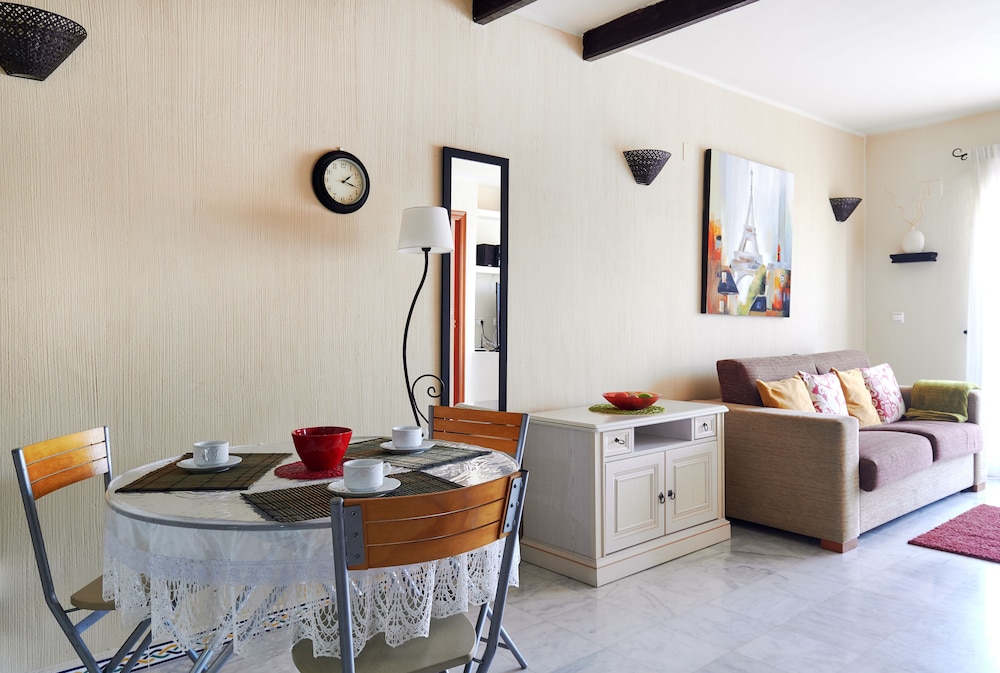 Apartamento de 2 habitaciones con terraza y vista a la piscina