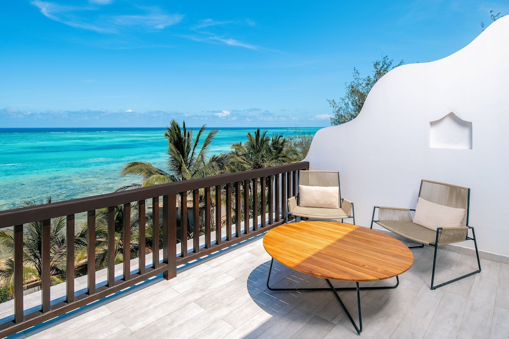 Deluxe Room, 1 King Bed, Oceanfront - Photo 2