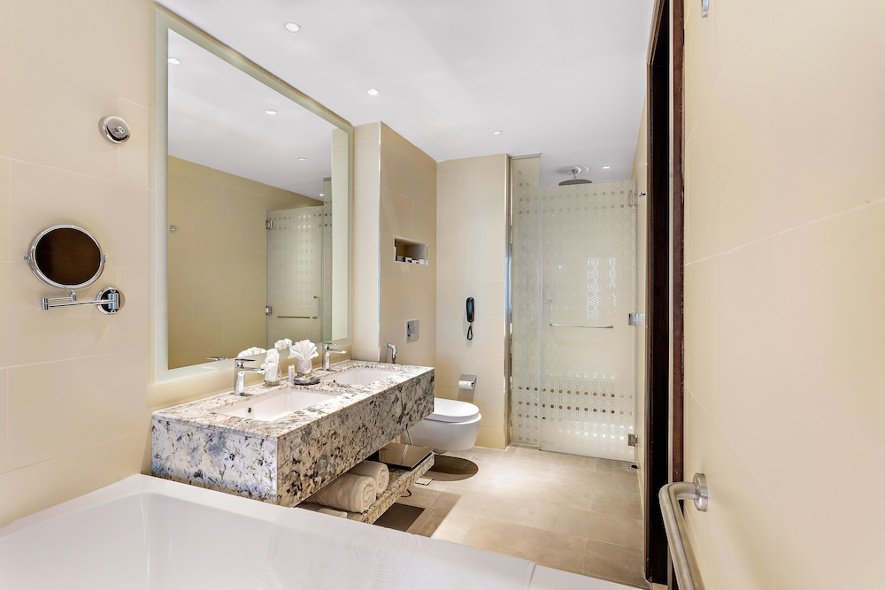Luxury King Room Balcony with City View and Kitchenette photo 1