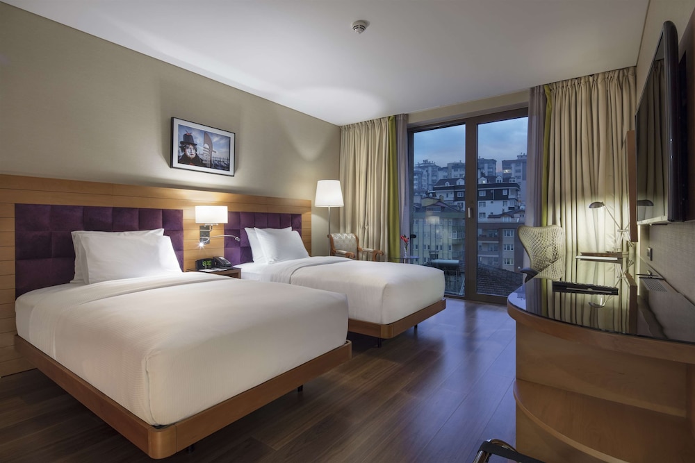 Executive Suite, 1 King Bed thumbnail 6
