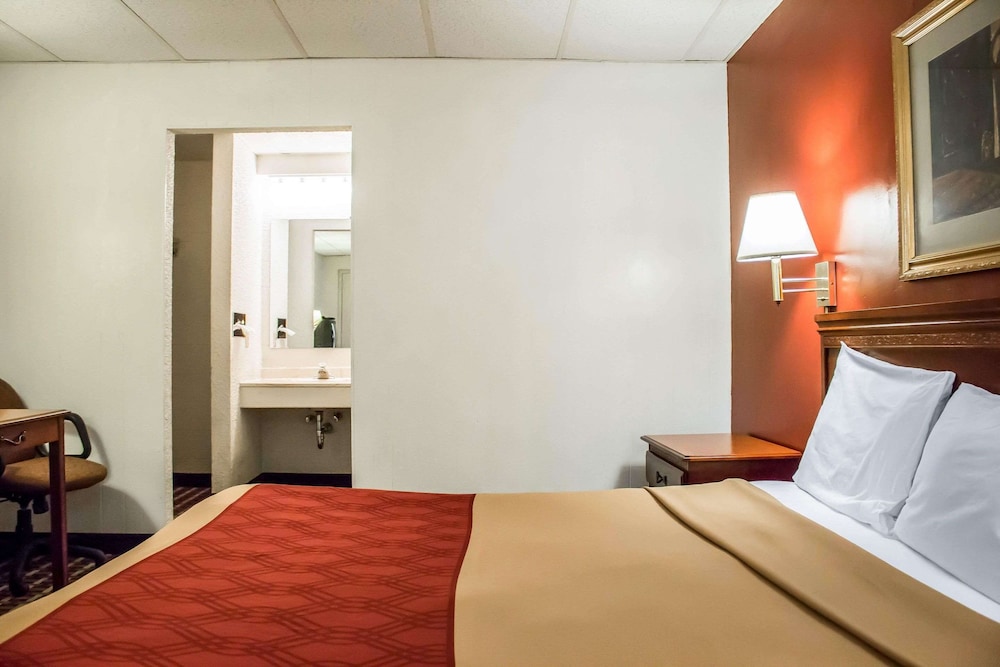 Room, 1 King Bed, Accessible, Non Smoking - Photo 4