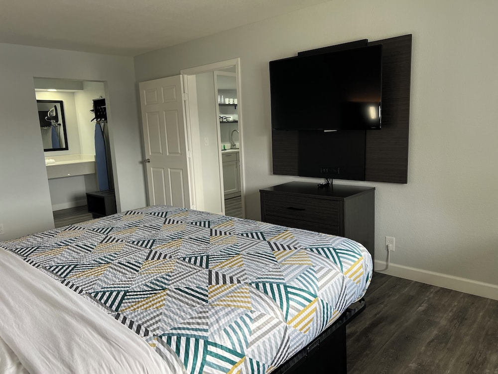 Standard Suite, 1 King Bed, Non Smoking, Kitchenette photo 3
