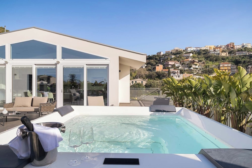Panoramic Apartment, 2 Bedrooms, Jetted Tub, City View