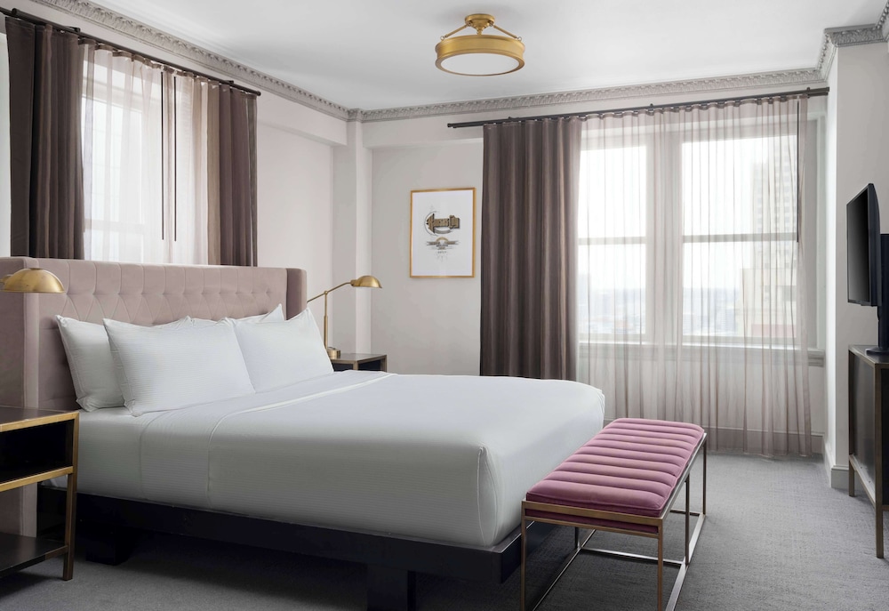Junior Suite, 1 King Bed, Accessible, Bathtub - Photo 3