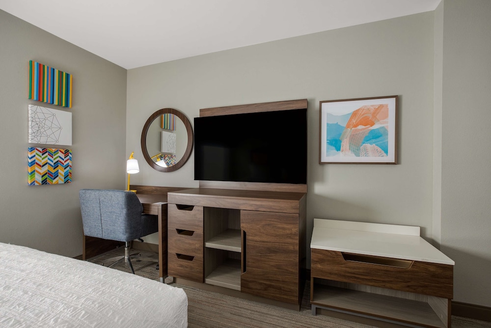 Suite, 1 King Bed, Refrigerator & Microwave - Photo 1