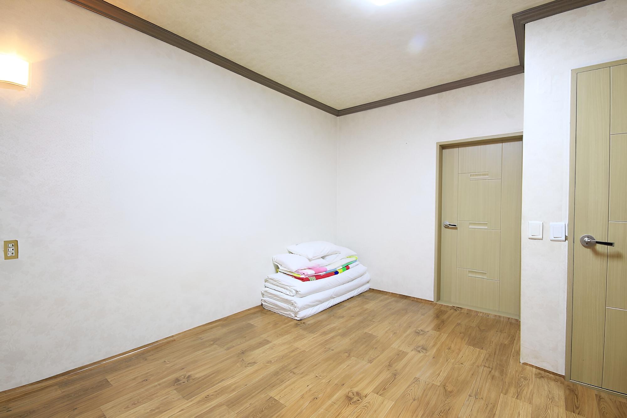 Room (Korean) - Photo 2